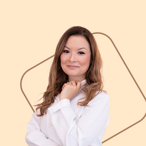 Médica sorridente em fundo bege claro, com o texto em destaque sobre creatinina alta e insuficiência renal, sugerindo conteúdo informativo.