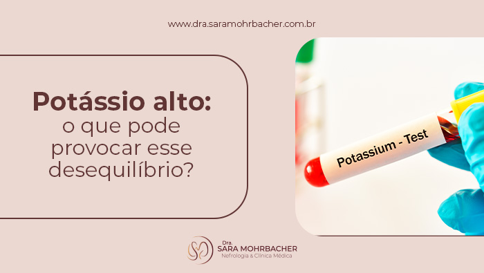 Profissional segurando tubo de ensaio com amostra de sangue rotulado como “Potassium - Test” para exame de potássio.