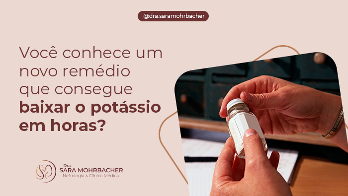 Mãos seguram frasco de vidro com rótulo em branco, contendo pó branco, em ambiente com caderno e móveis ao fundo.