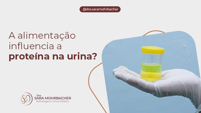 Mão com luva segurando um frasco transparente de urina com tampa amarela, usado para exames laboratoriais.