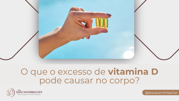 O que o excesso de vitamina D pode causar no corpo? 1 Mão segurando três cápsulas amarelas de vitamina D entre os dedos, com céu azul claro ao fundo.