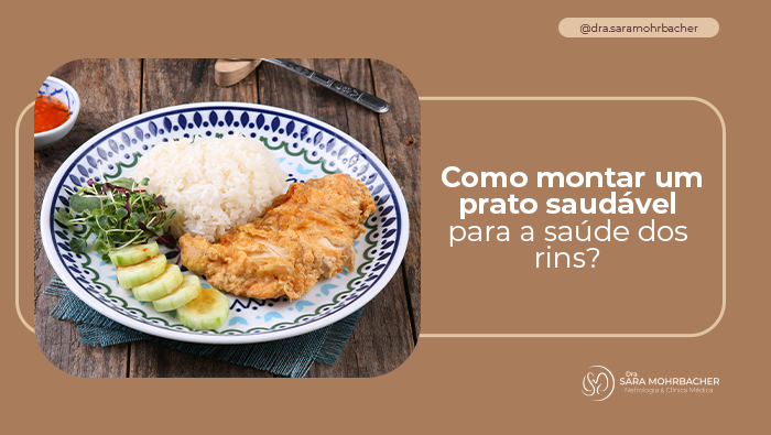 Como montar um prato saudável para a saúde dos rins? 1 Prato com arroz branco, filé de frango grelhado, rodelas de pepino e mix de folhas, servido sobre mesa de madeira.