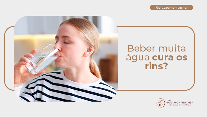 Beber muita água cura os rins? 1 Mulher bebendo um copo de água em ambiente interno, com expressão tranquila e gesto de hidratação.