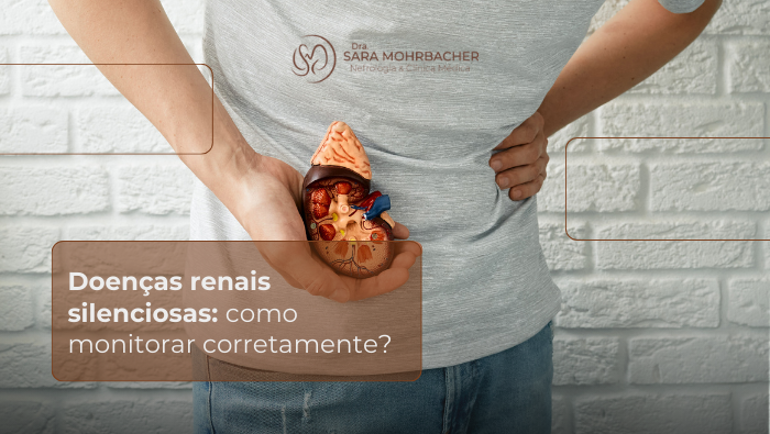 Doenças renais silenciosas: como monitorar corretamente? 1 Pessoa segura modelo anatômico de rim à frente do abdômen, representando saúde e funcionamento do sistema urinário.
