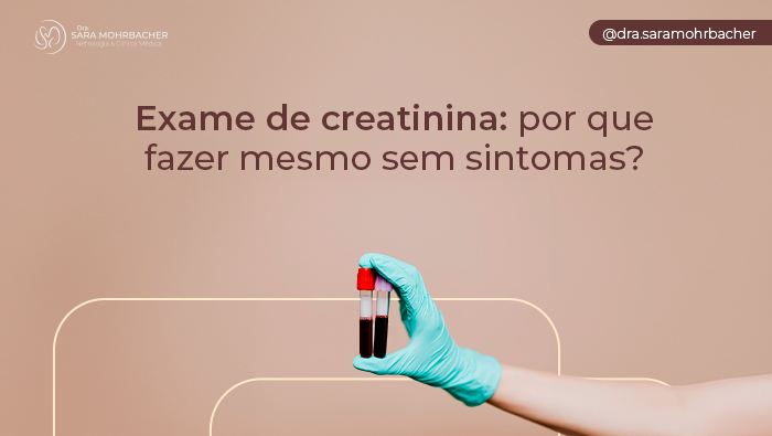 Exame de creatinina: por que fazer mesmo sem sintomas? 1 Mão com luva segura dois tubos de ensaio com amostras de sangue em fundo neutro.