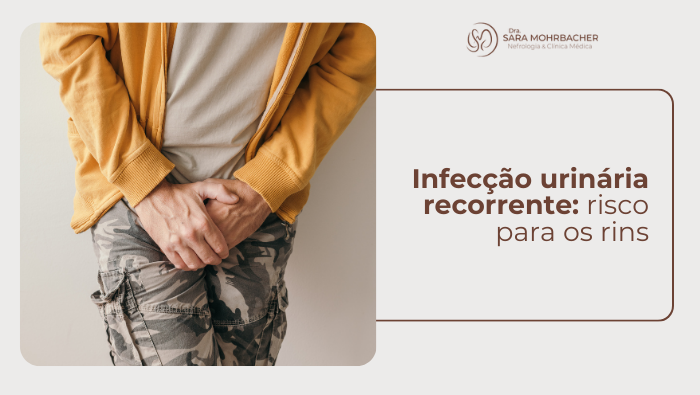 Infecção urinária recorrente: risco para os rins 1 Homem em pé segura a região íntima com as mãos, sugerindo desconforto ou dor na área urinária.