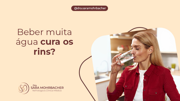 Beber muita água cura os rins? 1 Mulher bebe um copo de água em cozinha iluminada, representando hidratação e hábitos saudáveis.