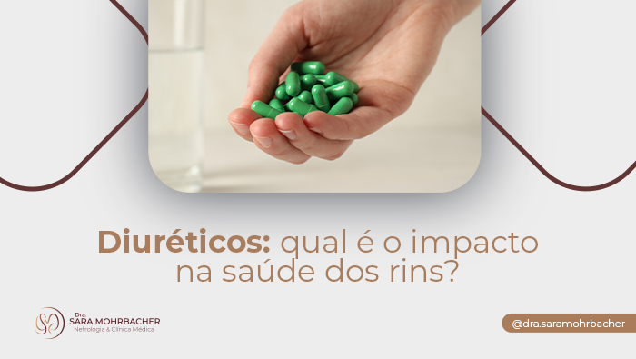 Diuréticos: qual é o impacto na saúde dos rins? 1 Mão segurando cápsulas verdes ao lado de frasco desfocado, representando uso de medicamentos ou diuréticos.
