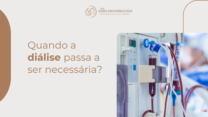 Quando a diálise passa a ser necessária? 1 Equipamento de diálise com tubos e filtro de sangue em destaque, em ambiente hospitalar com paciente ao fundo.