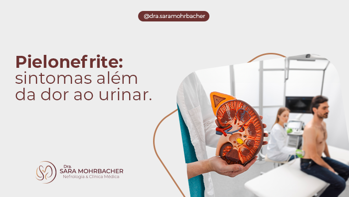 Pielonefrite: sintomas além da dor ao urinar 1 Profissional de saúde segurando um modelo anatômico de rim em primeiro plano, enquanto outro profissional realiza exame em um paciente sentado ao fundo do consultório.