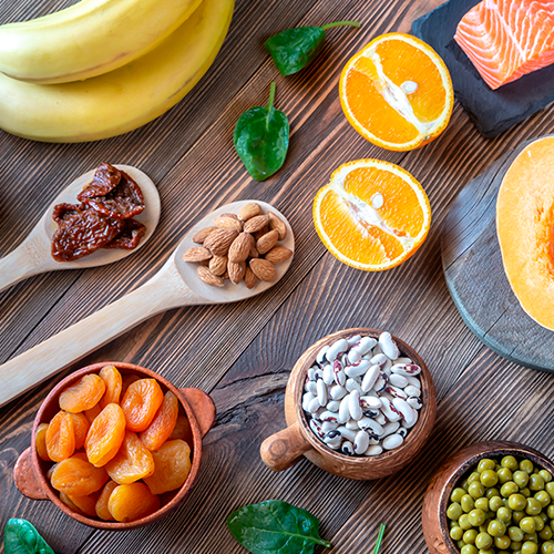Alimentos ricos em potássio sobre mesa de madeira